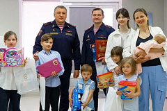 В Международный день защиты детей начальник столичного главка Росгвардии генерал-лейтенант полиции Пётр Зоров встретился с семьей сотрудника вневедомственной охраны, воспитывающей 8 детей